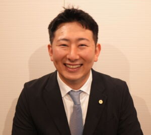ハーネス行政書士事務所 代表行政書士 土井基生の本人写真